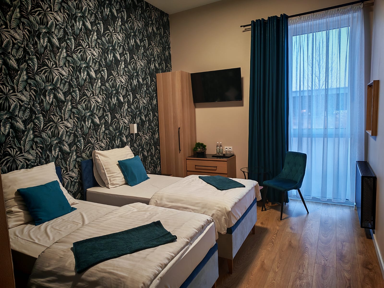 pokój trzyosobowy z prywatną łazienką